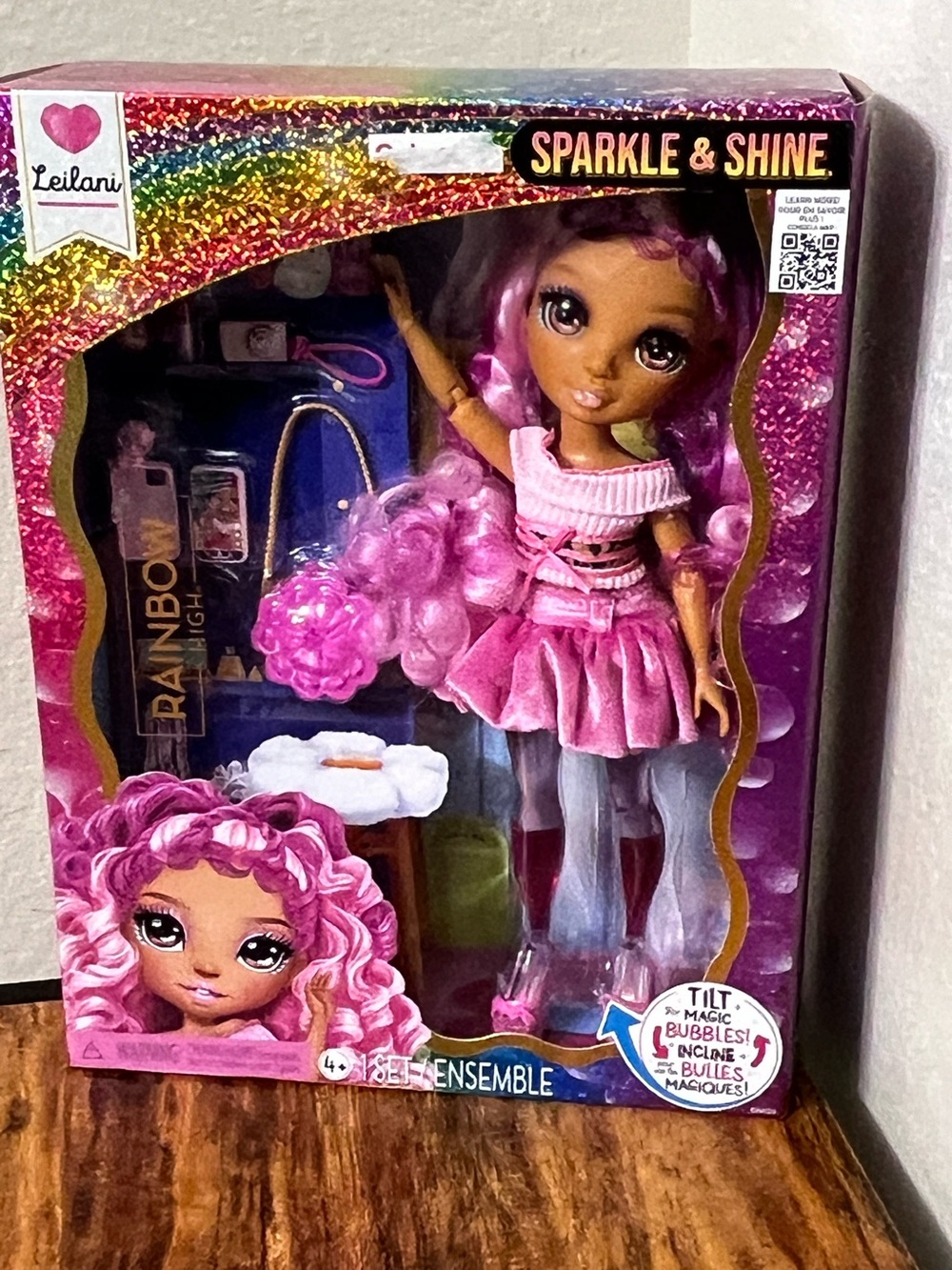 Rainbow High Sparkle and Shine Leilani with Magic Bubbles in Legs